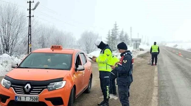 Karabük Eflani İlçesinde Jandarma Ticari Araçlar için Kış Lastiği Denetimi Yapıyor 1