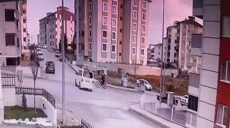 Karabük'te Motorist Ehliyetlisiz Yolcusu ile Çarpıştı, İki Kişiyi Yaralayan Kazadan Sonra Kameralar Kaza Anını Kaydetti 1