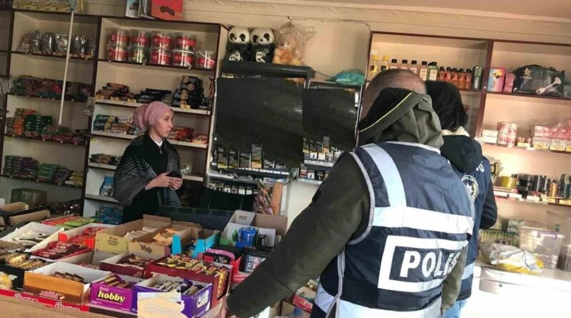 Kars'ta Polis Okul Çevresinde Denetim Yapıyor: Çevredeki Şüpheli Durumlarla Mücadele Ediyor 1