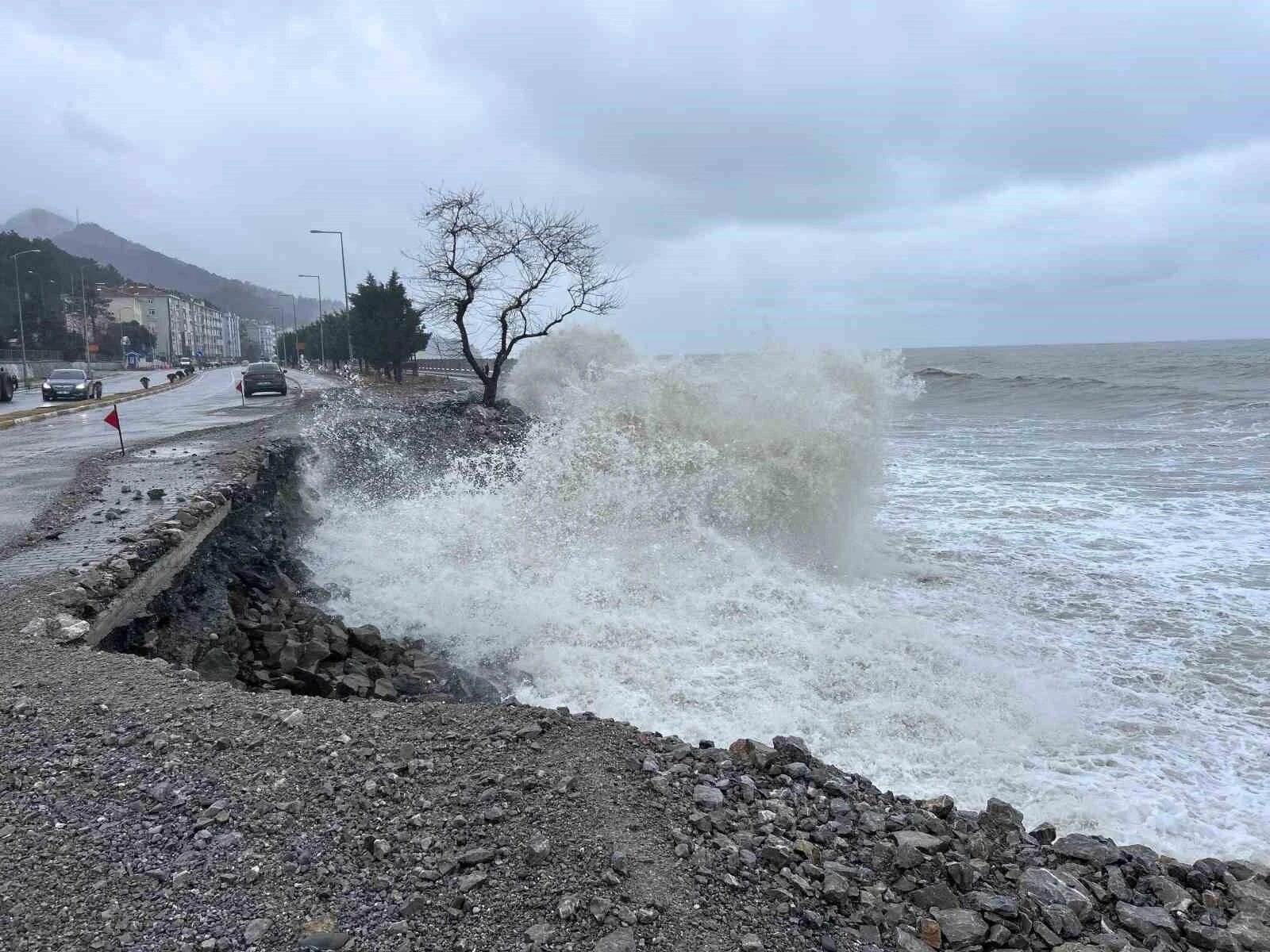 Kastamonu İnebolu’da Fırtına ve Dalgalar Sahili Hasara Uğrattı