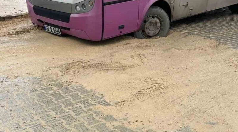 Kastamonu’da Toprakta Sapan Özel Halk Otobüsü: Belediye Ekipleri Asfalt Atılmadan Bırakılan Cadde Nedeniyle 1