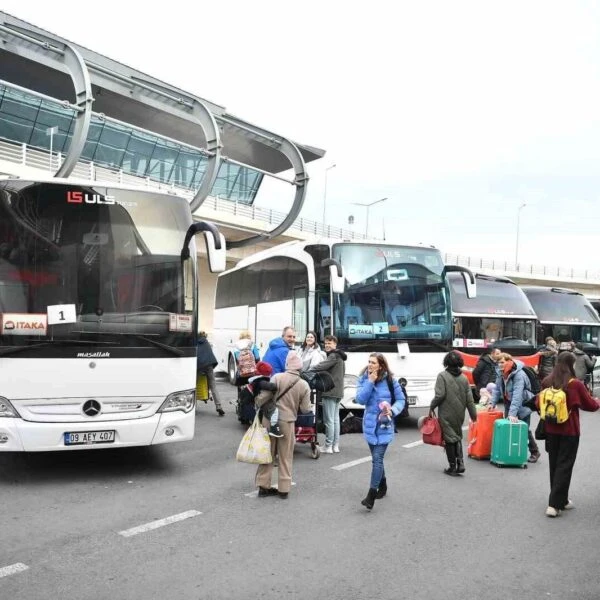 Kayseri'nin Erciyes Kayak Merkezi'nde kayak yapan turistler-4