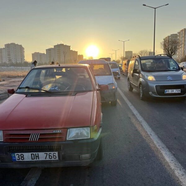 Kayseri’de 3 aracın karıştığı zincirleme kaza: 2 yaralı-resim-2