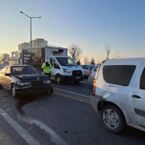 Kayseri’de 3 aracın karıştığı zincirleme kaza: 2 yaralı-resim-3