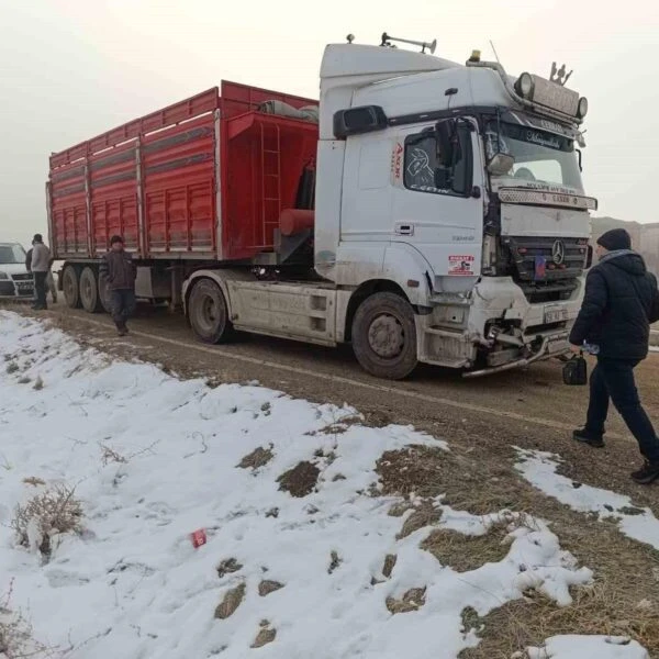 Kaza meydana gelen yer ve tır araçları