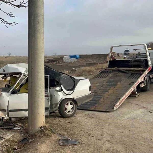 Kaza sonucu araçın beton direğe çarptığı an-3