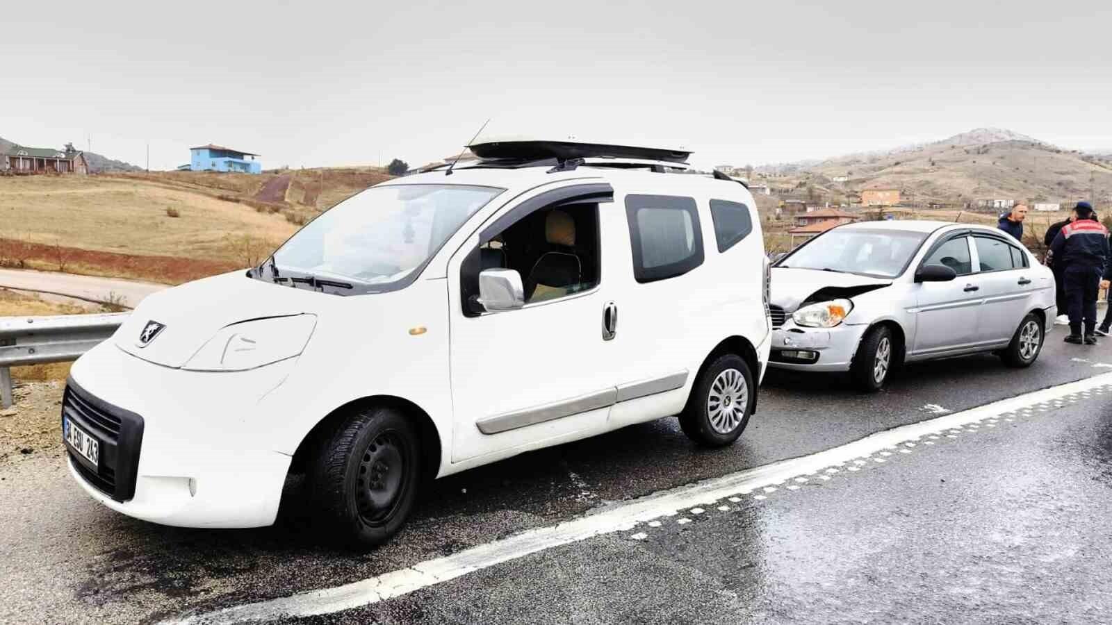 Kırıkkale-Ankara Karayolu 14. Km’sinde Peugeot ile Hyundai Arasında Trafik Kazası: 2 Yaralı