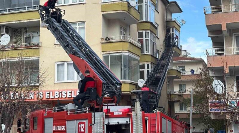 Kırklareli Lüleburgaz'ında Apartmanda çıkan yangın itfaiye tarafından kontrol altına alındı 1