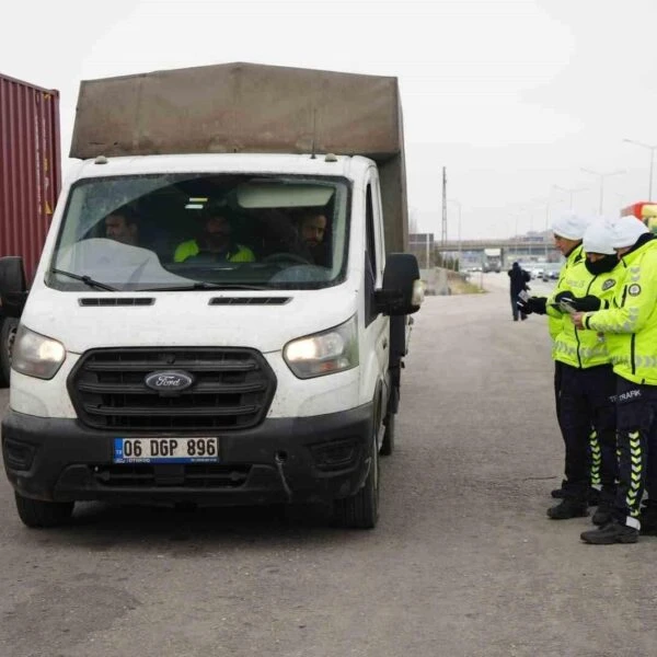 Kış lastiği denetimi sırasında bir araç-1