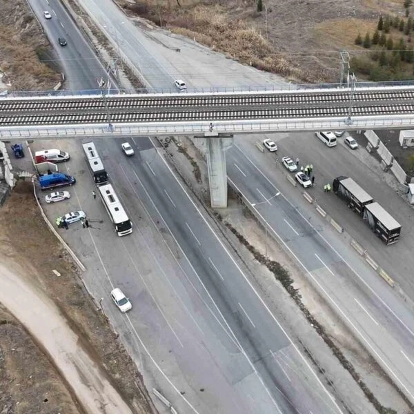 Kış lastiği denetimi sırasında bir araç-4