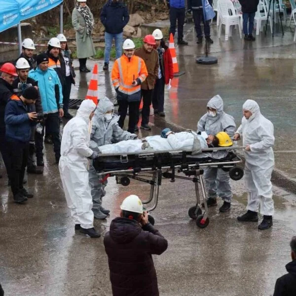 Kocaeli Büyükşehir Belediyesi'nin düzenlediği deprem tatbikatı senaryosu-2