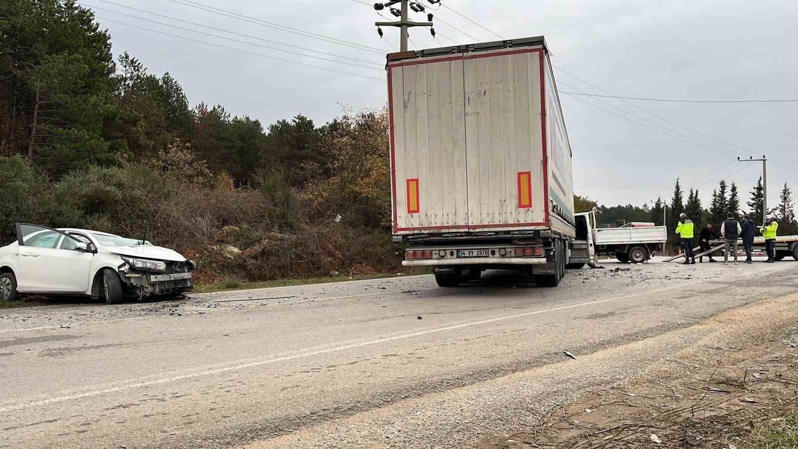 Kocaeli Gebze’de Tır, Kamyonet ve Otomobilin Karıştığı Zincirleme Kazada 3 Kişiyi Zarar Girdi