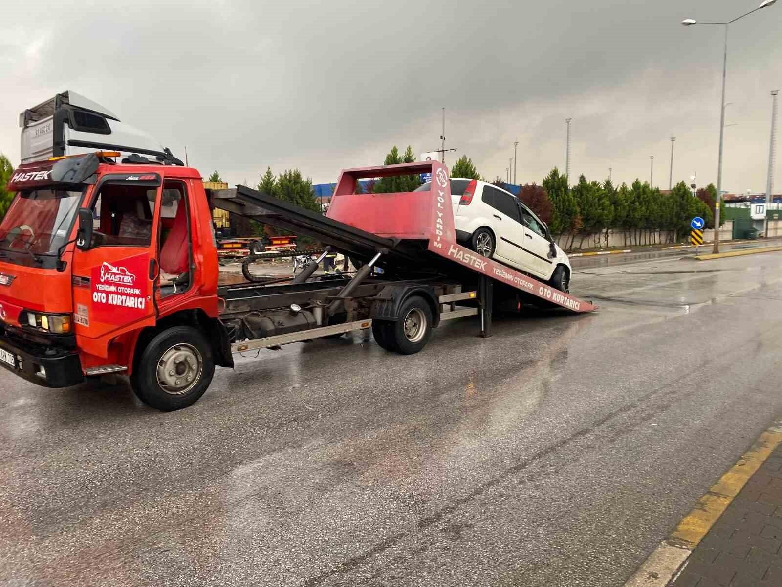 Kocaeli Körfez’te Otomobil Tıra Çarparak Sürücüsü Yaralanır