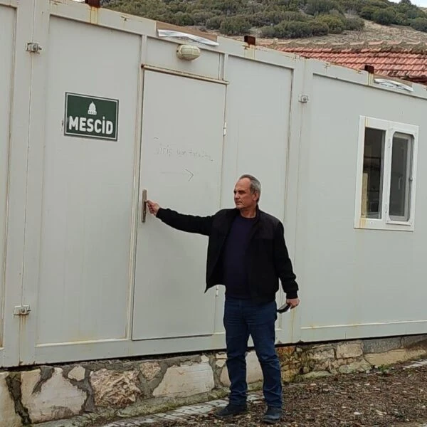 Konteynerde namaz kılmak zorunda kalan mahalle cemaati, Denizli'de yıkılan caminin yeniden inşası için yardım bekliyor.