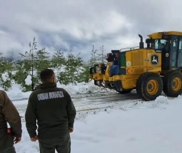 Köyceğiz'de kar yağışı nedeniyle kapanan yollar açıldı