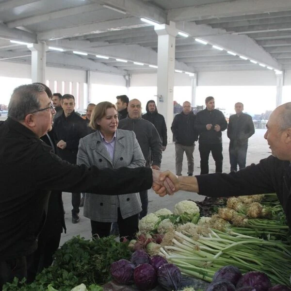 Kula Kaymakamı Özdemir Kapalı Pazar ziyareti-1