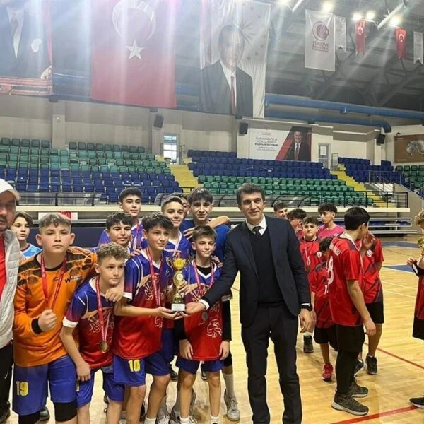 Kütahya'da Yıldızlar Futsal turnuvasında kupa töreni-1