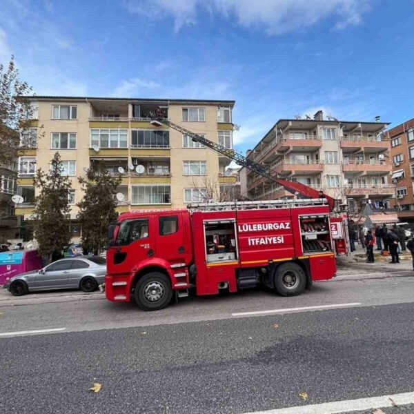 Lüleburgaz İtfaiyesi ekibi yangına müdahale etmek üzere yerine varıyor-1