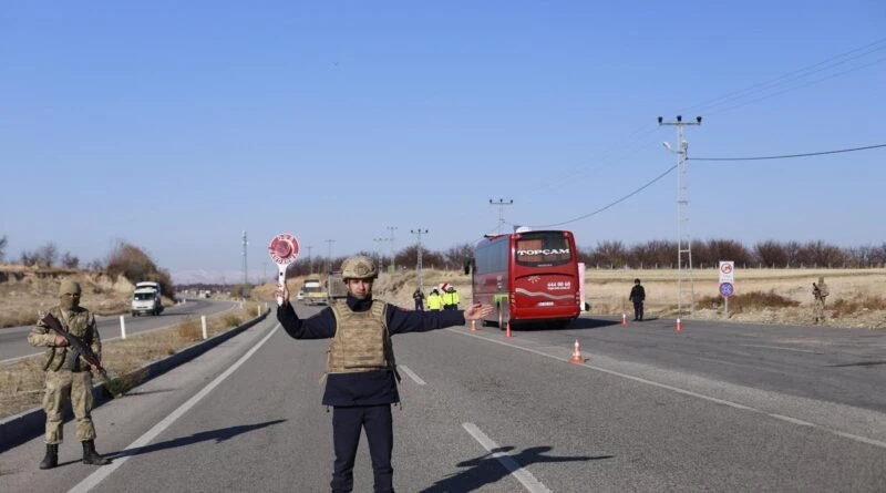 Malatya'da Gerçekleşen Şok Baskın Operasyonunda 3 Kişiyi Yakalayarak 18 Gram Metamfetamin Ele geçirildi 1