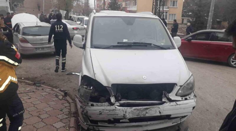 Malatya Yeşilyurt'ta Trafik Kazası: 2 Kişiyi Yaralayan Çarptırma Saat 15.00 Sıralarında 1