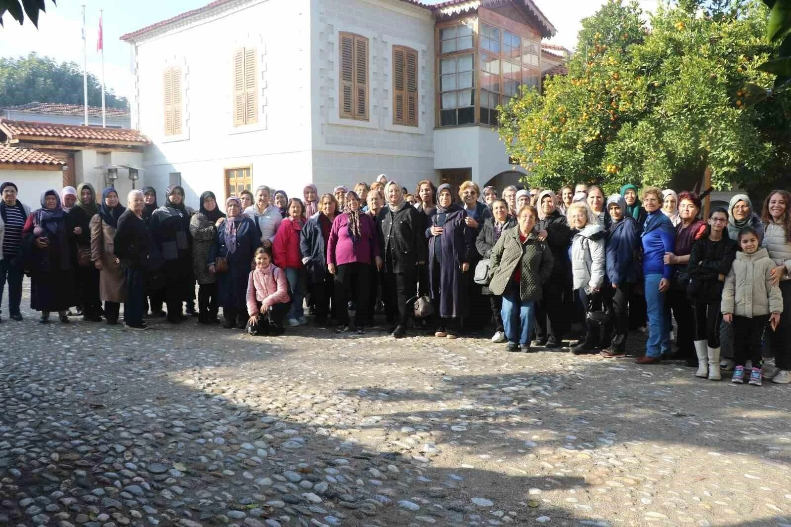 Manisa Büyükşehir Belediyesi, Kadınların Sosyal Yaşama Katılımını Sağlayan ‘Adım Adım’ Projeleriyle Öncülük Ediyor