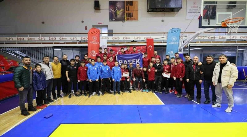 Manisa'da Gençler Güreş Grup Müsabakaları Sonuçlandı 1