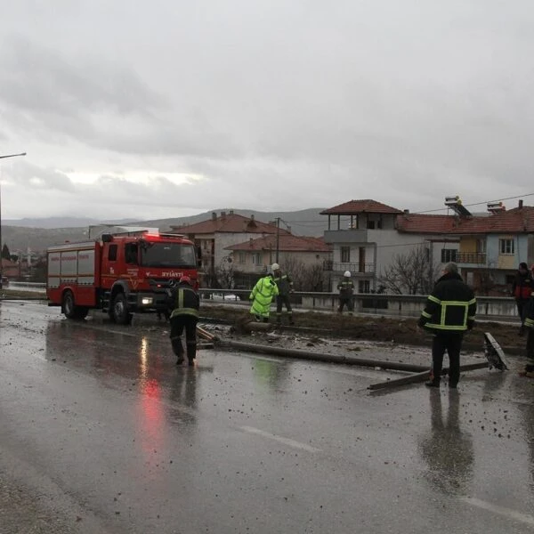 Manisa'da yağmurda kontrolden çıkan tır-1