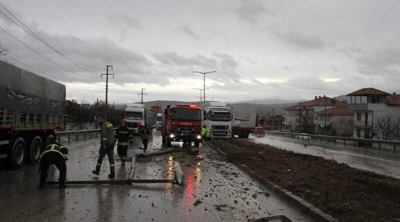 Manisa'da Yağmurda Kontrolü Kaybeden Tır, Kavacık Rampalarında Aydınlatma Direklerini Devirdi 1