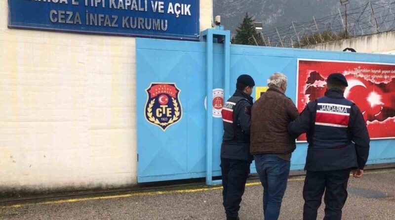 Manisa Saruhanlı'da Jandarmalar 10 Yıl Hapis Cezasıyla Aranan Dolandırıcıyı Yakaladı 1