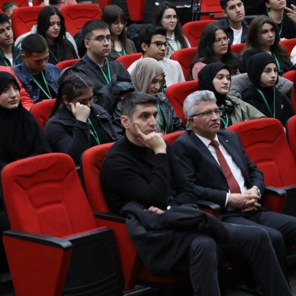 Melikgazi Belediyesi Tiyatro Salonu'nda gerçekleşen konferans-2