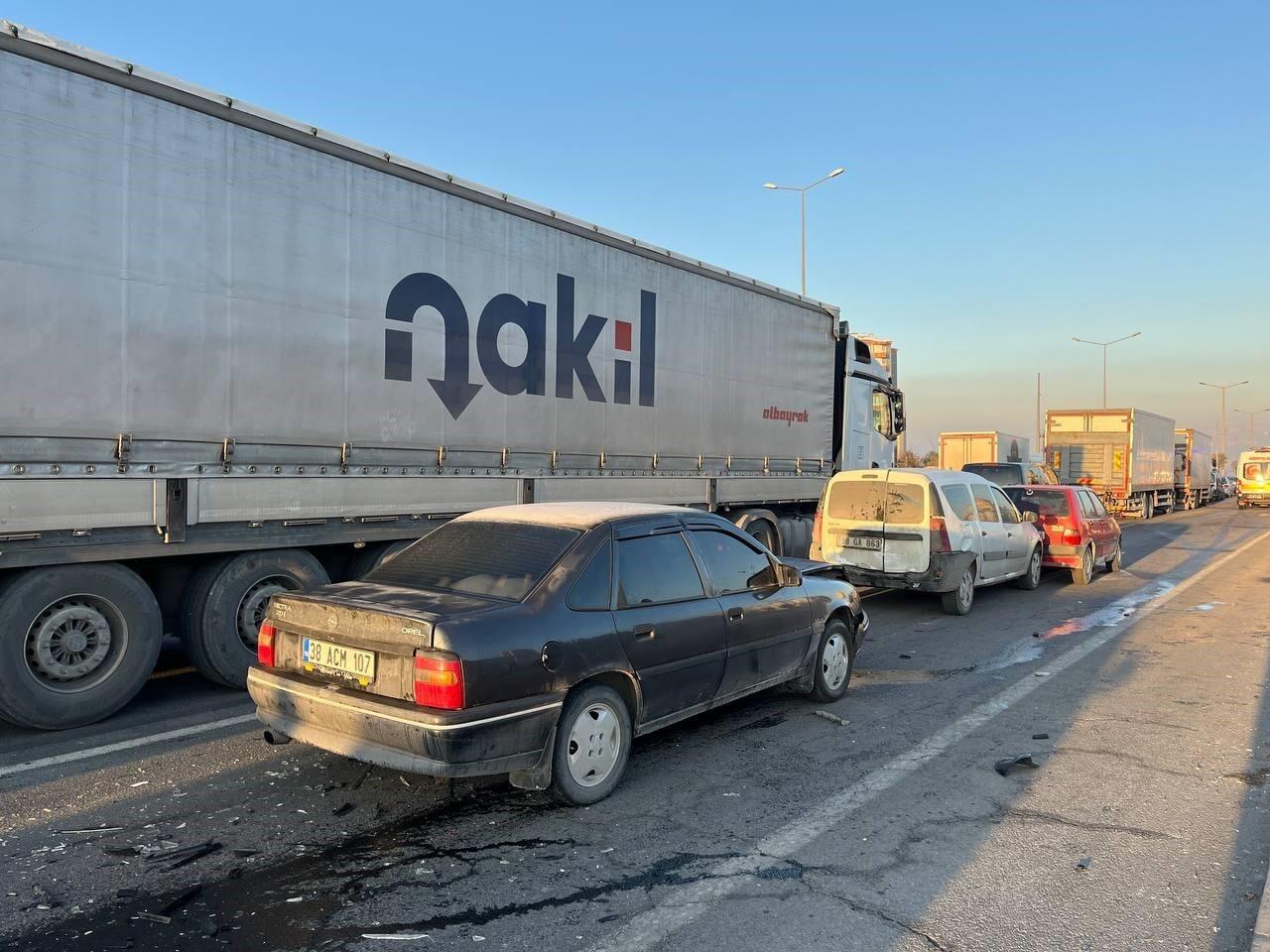 Melikgazi’nde Zincirleme Kazada 2 Kişi Yaralandı