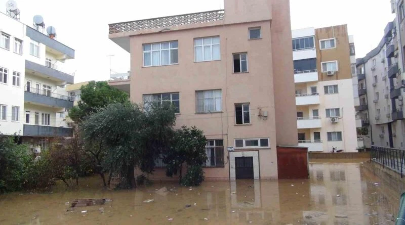 Mersin'in Silifke'sinde Aşırı Yağışlardan Sel Felaketi: Evler ve İşyerleri Su Bastı 1