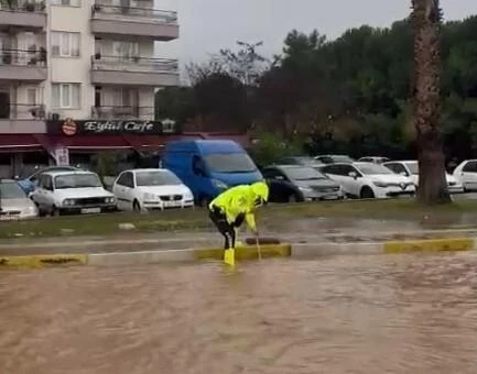 Milas'ta Yağış Sonrası Trafik Ekipleri Vatandaşlara Yardımcı Oldu 1