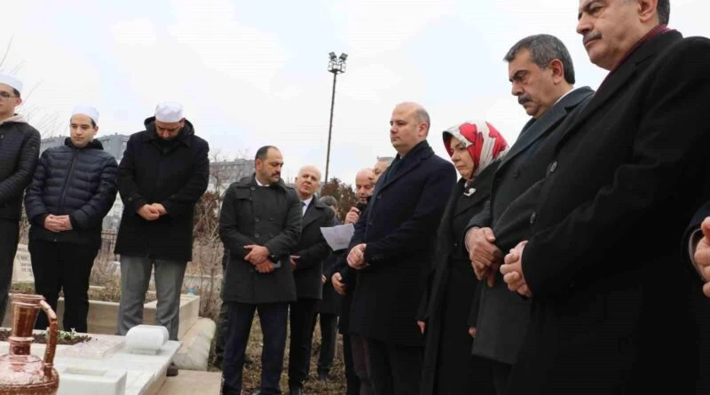 Milli Eğitim Bakanı Yusuf Tekin, Tevfik İleri'nin Kabrini Ziyaret Etti 1