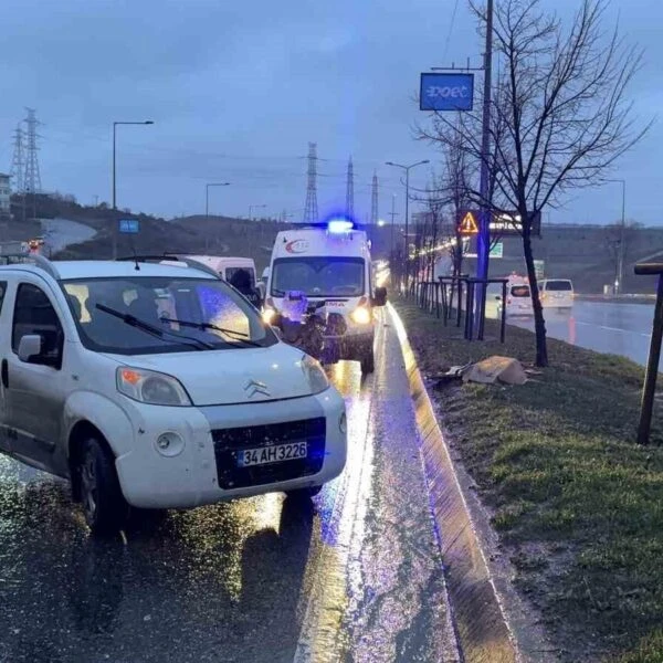 Motosiklet ve ticari aracın çarpıştığı sahne.-3