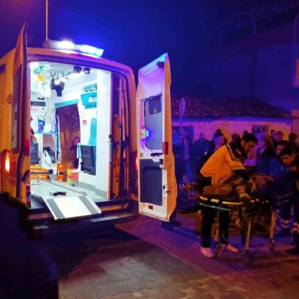 Motosikletle çarpışarak savrulan ticari araç, park halindeki araçlara çarptı: 9 yaralı-resim-1