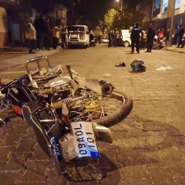 Motosikletle çarpışarak savrulan ticari araç, park halindeki araçlara çarptı: 9 yaralı-resim-4