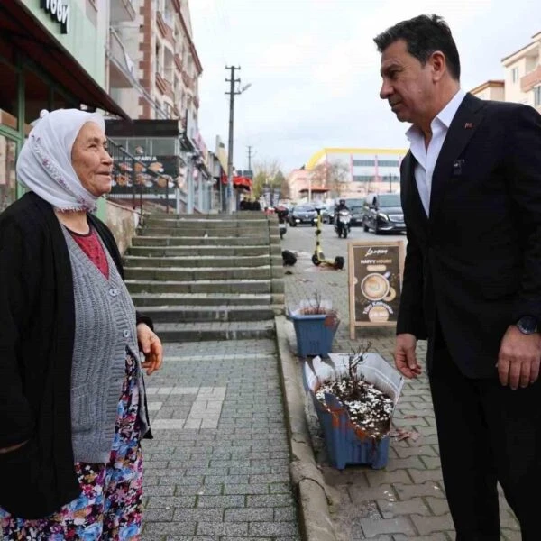 Muğla Büyükşehir Belediye Başkanı Ahmet Aras, Kötekli Mahallesi'nde vatandaşlarla görüşüyor.-1