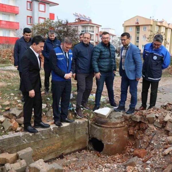 Muğla Büyükşehir Belediye Başkanı Ahmet Aras, Kötekli Mahallesi'nde vatandaşlarla görüşüyor.-3