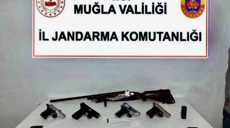 Muğla'da Jandarma, S.A. İsimli Şahsın elinde bulunan ruhsatsız çok sayıda silahı ele geçirdi 1