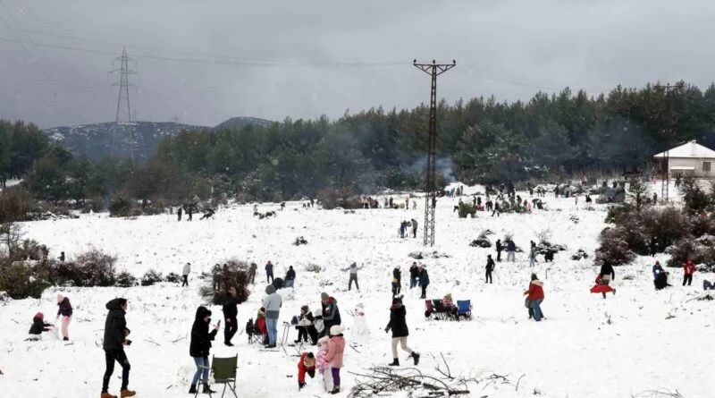 Muğla'nın Yılanlı Dağı Karlarla Kaplandı, Vatandaşlar Piknik ve Kartopu Oynadı 1