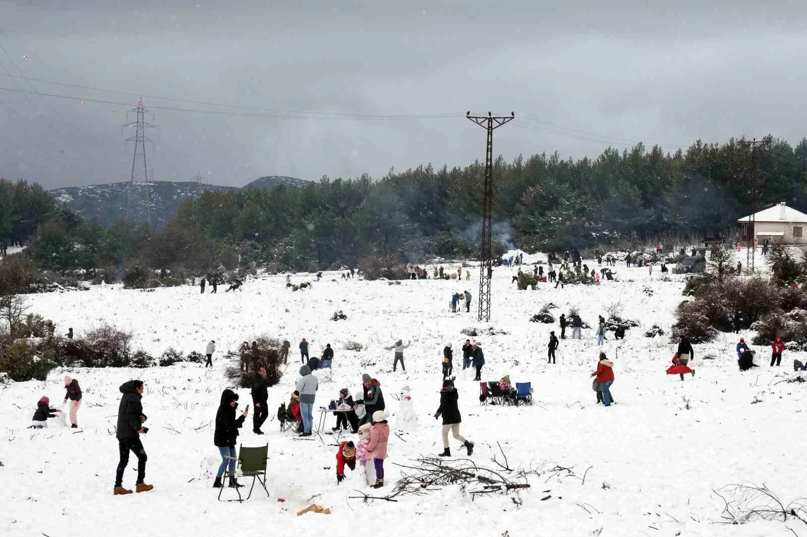 Muğla’nın Yılanlı Dağı Karlarla Kaplandı, Vatandaşlar Piknik ve Kartopu Oynadı