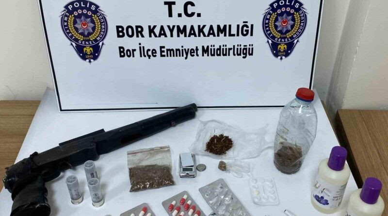 Niğde Bor İlçe Emniyet Müdürlüğü Operasyonunda 2 Kişi Gözaltına Alınan Uyuşturucu Maddesi ve Silahlar Ele geçirildi 1