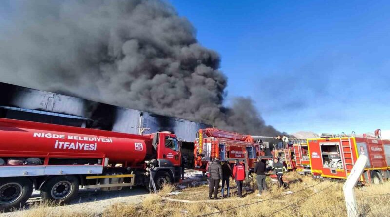 Niğde’de fabrika yangını: Ekiplerin müdahalesi sürüyor 1