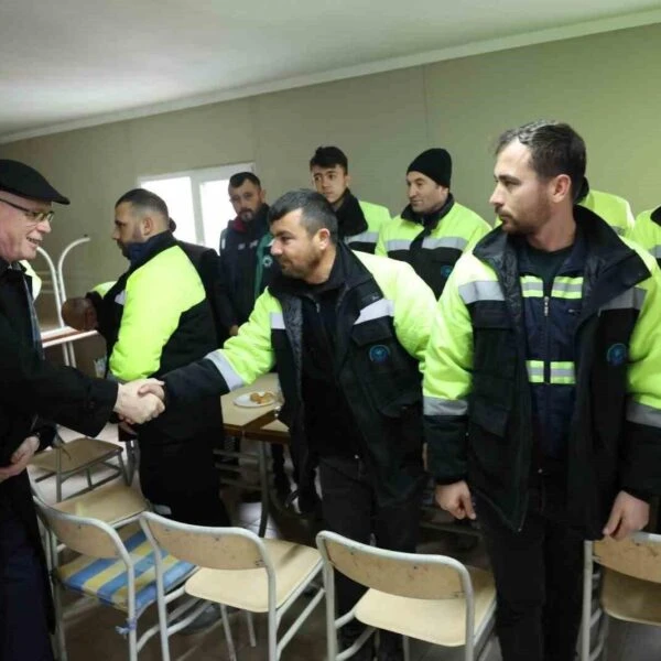 Odunpazarı Belediye Başkanı Kazım Kurt, belediye personeli ile yeni yıl kutluyor.-1