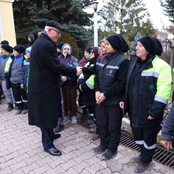 Odunpazarı Belediye Başkanını personelleri ile birlikte yeni yılda başarılar dileşiyor.-4