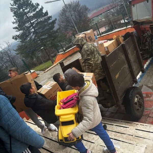 Öğrenciler, Hatay'daki depremzede çocuklara oyuncaklar gönderiyorlar.-2