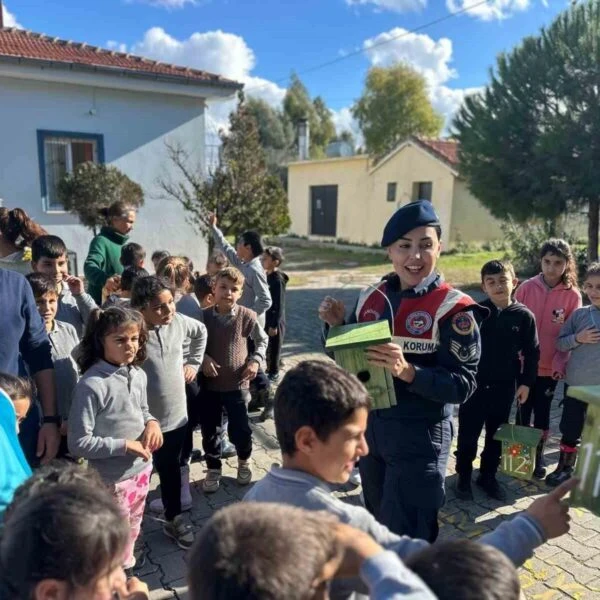 Öğrenciler ve jandarma ekipleri kuş yuvası asıyor.-1