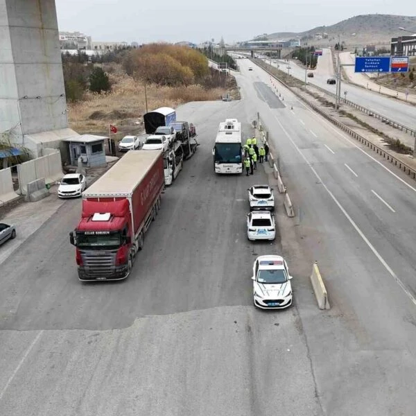 Otobüs şoförü kış lastiği uygulaması hakkında yorum yapıyor-3