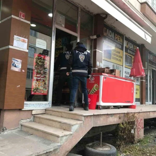 Polis ekipleri Kars'ta okul çevresinde devriye geziyor-2